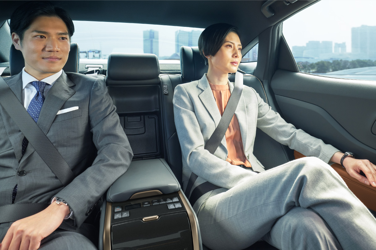 crowncrossover_top_img04