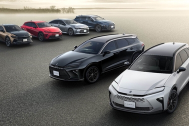 （前列右）：特別仕様車 ESTATE RS “THE 70th” （ベース車両はESTATE RS）